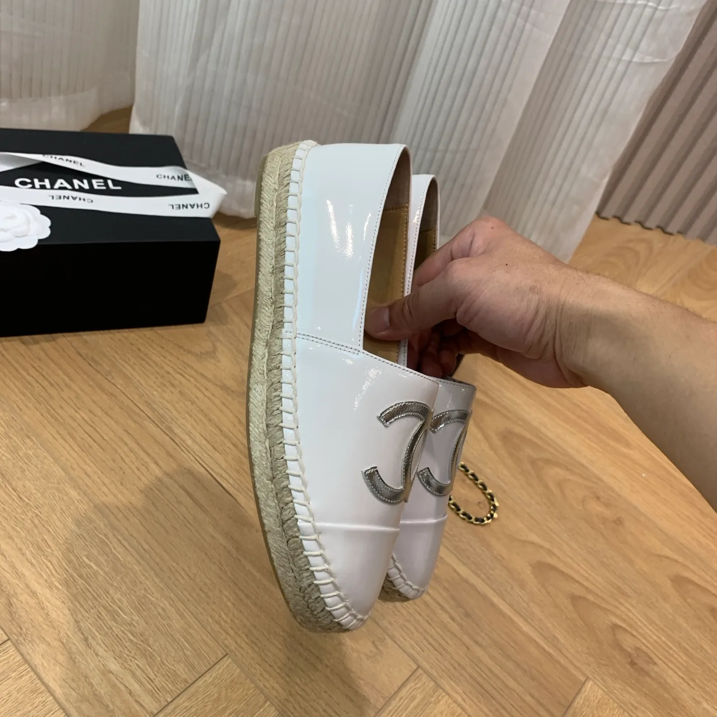 👟👟Ex-factory price 440👟👟 👑New colors are coming ✌️New version of Chanel fisherman shoes is coming❗️Delivered in a full set of top-notch packaging. The quality of my fisherman shoes has not been introduced much, everyone who has had them knows it! The original customized upper, and my outsole is the original translucent outsole, the opaque outsole is the wrong version, full set of authentic packaging ❗️ size: 35-40, running price